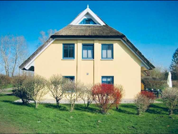 Komfortables Reetdachferienhaus Hasel 1 Puddemin Экстерьер фото