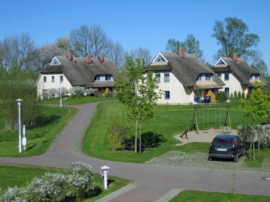 Komfortables Reetdachferienhaus Hasel 1 Puddemin Экстерьер фото